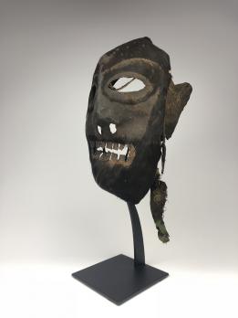 Шаманская маска народа Тхару