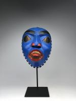 Антропоморфная полихромная маска (современная работа) в стиле индейцев хайда северо-западного побережья Америки_0