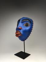 Антропоморфная полихромная маска (современная работа) в стиле индейцев хайда северо-западного побережья Америки_1