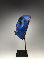 Антропоморфная полихромная маска (современная работа) в стиле индейцев хайда северо-западного побережья Америки_2