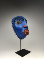 Антропоморфная полихромная маска (современная работа) в стиле индейцев хайда северо-западного побережья Америки_5