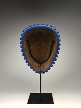 Антропоморфная полихромная маска (современная работа) в стиле индейцев хайда северо-западного побережья Америки