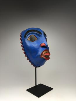 Антропоморфная полихромная маска (современная работа) в стиле индейцев хайда северо-западного побережья Америки
