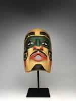 Антропоморфная полихромная маска (современная работа) в стиле индейцев сквамиш (салиш) северо-западного побережья Америки_0