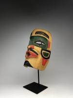 Антропоморфная полихромная маска (современная работа) в стиле индейцев сквамиш (салиш) северо-западного побережья Америки_1
