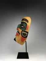 Антропоморфная полихромная маска (современная работа) в стиле индейцев сквамиш (салиш) северо-западного побережья Америки_2