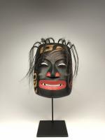 Антропоморфная полихромная маска (современная работа) в стиле индейцев хайда северо-западного побережья Америки_0