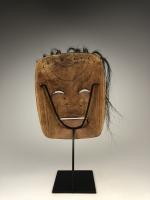 Антропоморфная полихромная маска (современная работа) в стиле индейцев хайда северо-западного побережья Америки_3