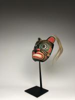 Антропозооморфная полихромная маска (современная работа) ястреба в стиле индейцев белла кула (нуксалк) северо-западного побережья Америки_1