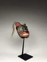Антропозооморфная полихромная маска (современная работа) ястреба в стиле индейцев белла кула (нуксалк) северо-западного побережья Америки_4