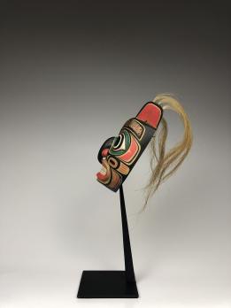 Антропозооморфная полихромная маска (современная работа) ястреба в стиле индейцев белла кула (нуксалк) северо-западного побережья Америки