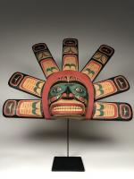 Полихромная маска (современная работа) солнца в стиле индейцев хайда северо-западного побережья Америки_0