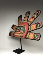 Полихромная маска (современная работа) солнца в стиле индейцев хайда северо-западного побережья Америки_1