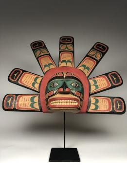 Полихромная маска (современная работа) солнца в стиле индейцев хайда северо-западного побережья Америки