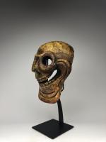 Маска Читипати («Владыка кладбищ») или бардо (Bar do) в виде человеческого черепа. Народность Кхас_1