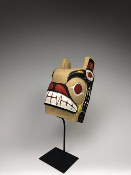 Антропозооморфная полихромная маска (современная работа) медведя в стиле индейцев тлинкитов северо-западного побережья Америки
