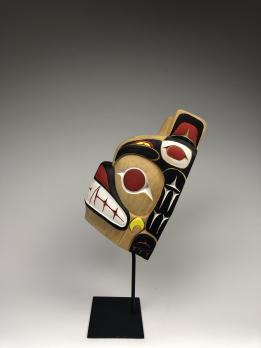 Антропозооморфная полихромная маска (современная работа) медведя в стиле индейцев тлинкитов северо-западного побережья Америки