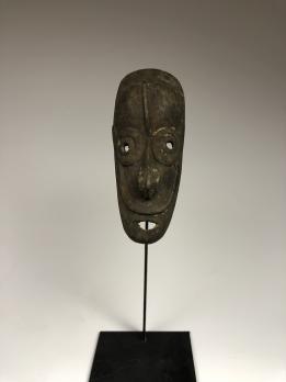Миниатюрная маска лева (lewa) народа Вогео
