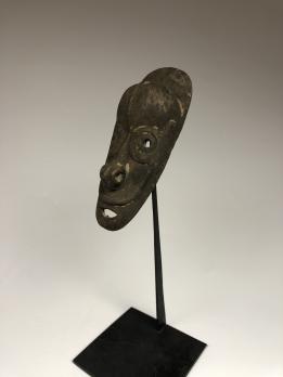 Миниатюрная маска лева (lewa) народа Вогео