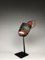 Антропозооморфная полихромная маска (современная работа) ястреба в стиле индейцев белла кула (нуксалк) северо-западного побережья Америки_0