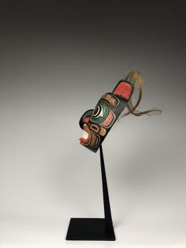 Антропозооморфная полихромная маска (современная работа) ястреба в стиле индейцев белла кула (нуксалк) северо-западного побережья Америки