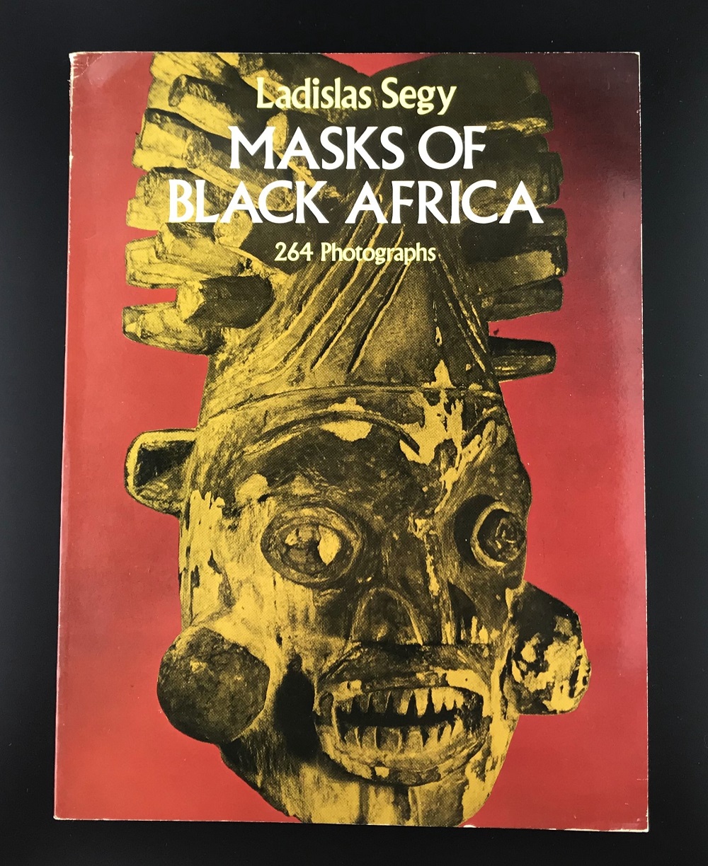 Маска книга. Человек в маске книга. Книга чёрная маска. Культовые маски в книгах. Книга про маски
